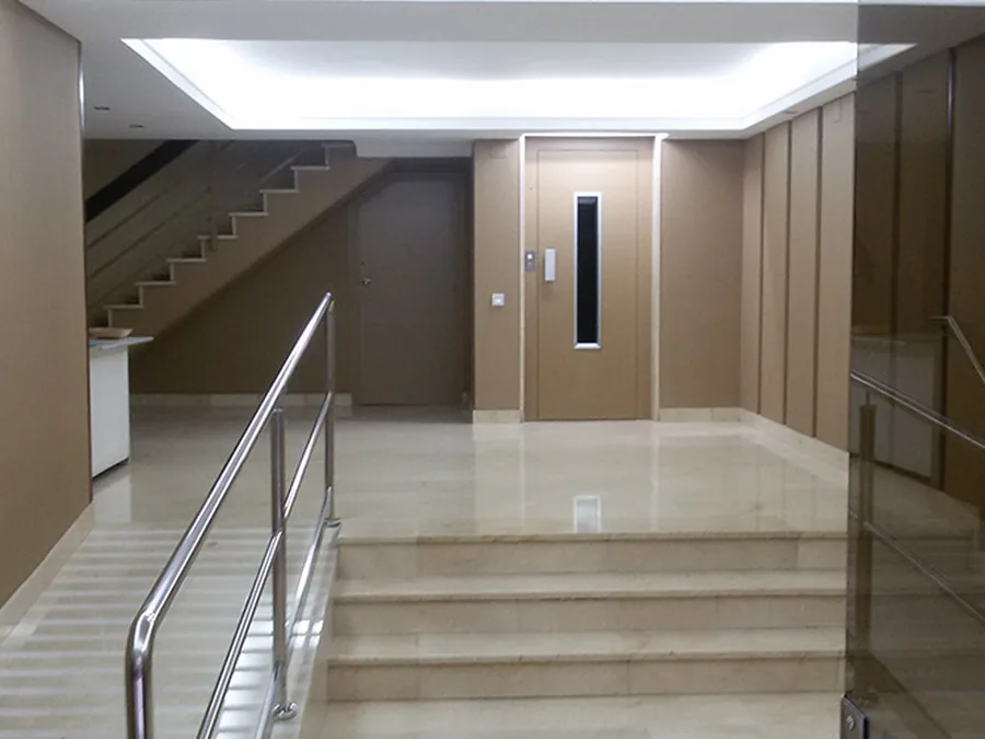 Rampa accesible en vestíbulo de comunidad en Barcelona