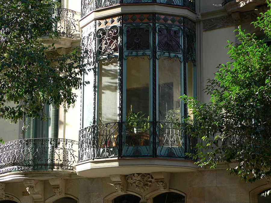 Restauración de fachada ornamental con balcones en Barcelona