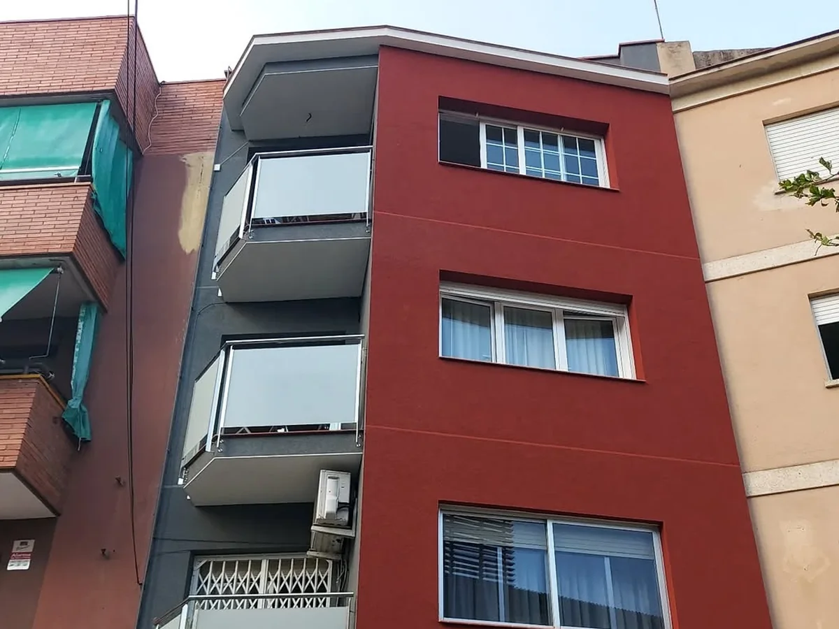 Fachada rehabilitada en Calle Bonavista 54, Cornellà de Llobregat