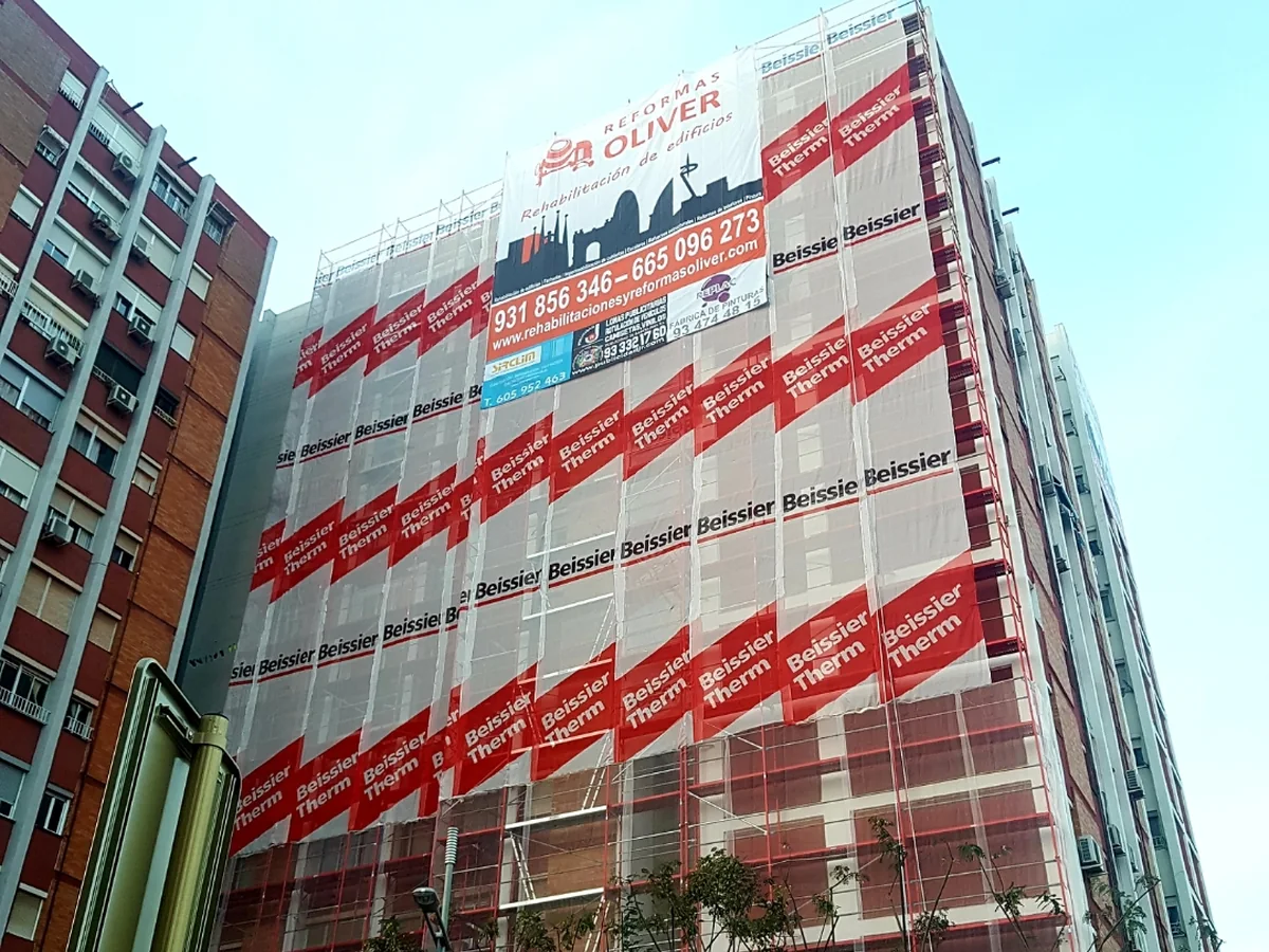 Obra de mejora de envolvente y rehabilitación de fachada en Barcelona