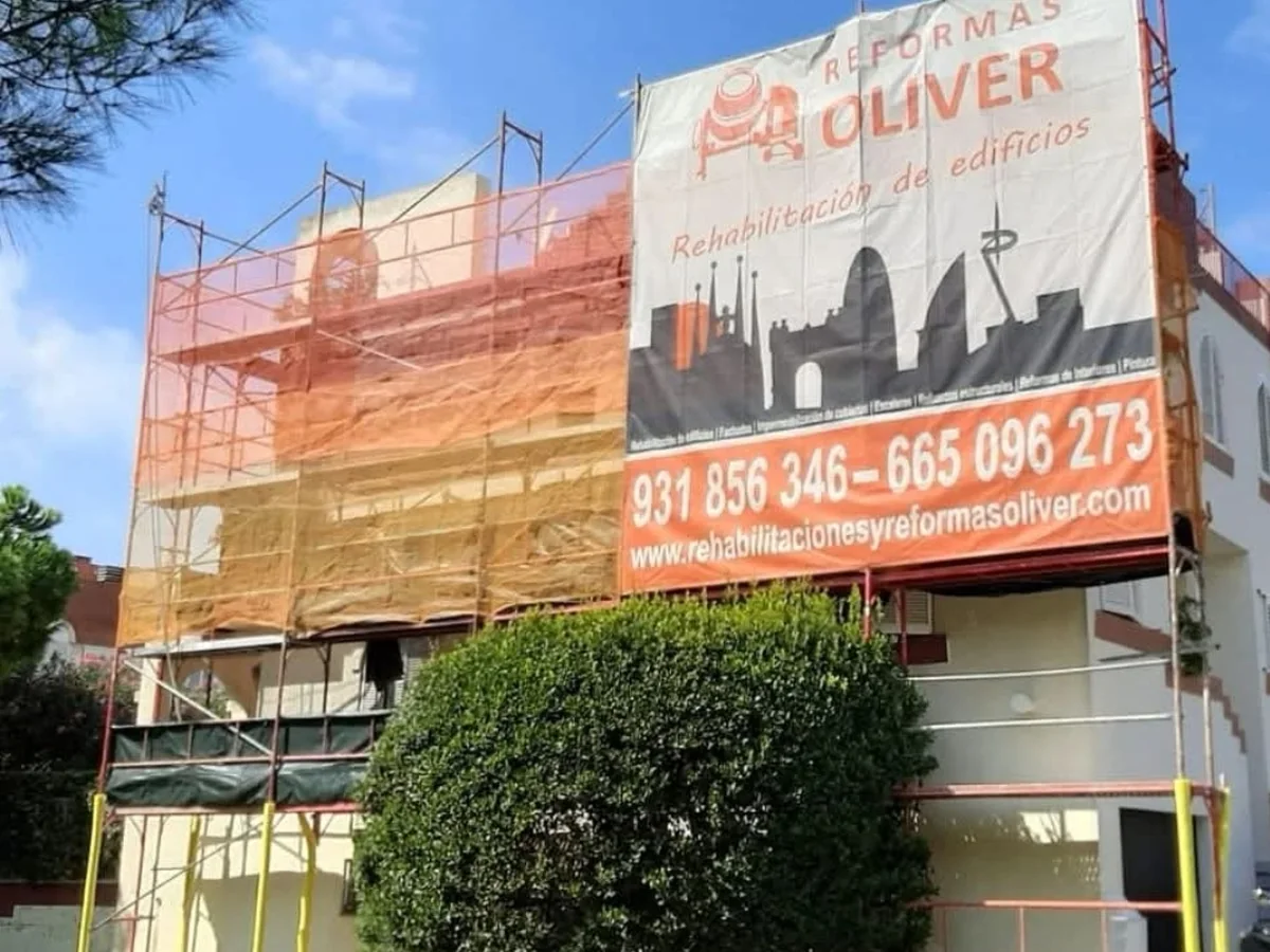 Rehabilitación integral de fachada con andamio y lona de Reformas Oliver